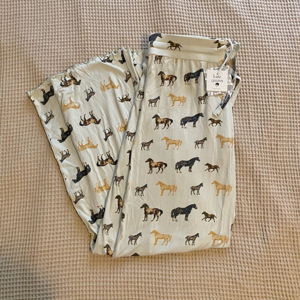 Kate Quinn womens pants